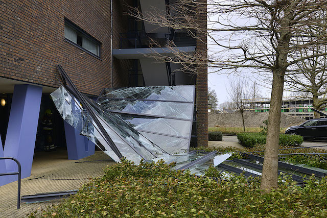 2022/36/20220218-15u18 GB 003 Stormschade Franklinstraat.jpg